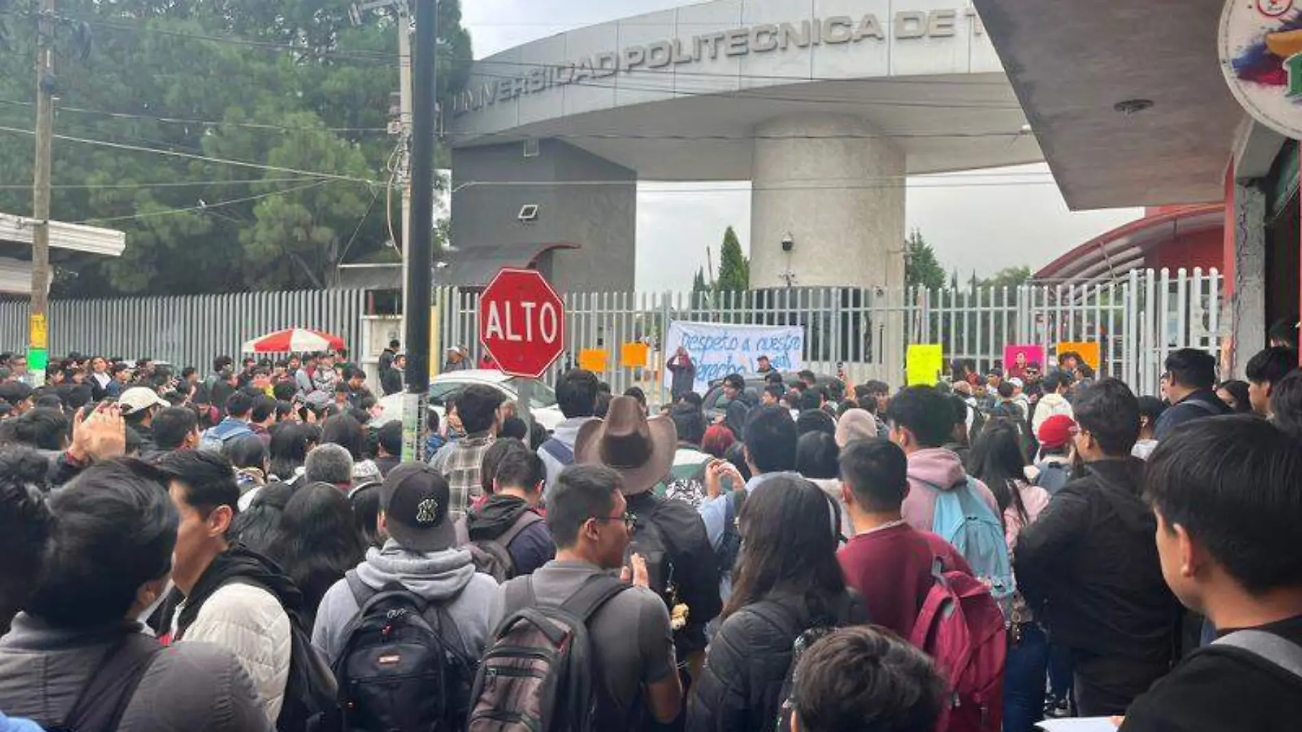 Por más de cinco horas permanecieron cerradas las instalaciones de la UPTx debido a un desacuerdo entre autoridades y trabajadores Diana Zempoalteca